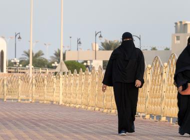 Två kvinnor är på väg bort från Kungliga Fahd-moskén i Saudiarabien.