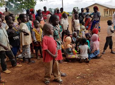 Många människor i Nigeria har tvingats fly från sina hem på grund av våldsattacker. Några av dem är dessa barn, i ett läger för internflyktingar.