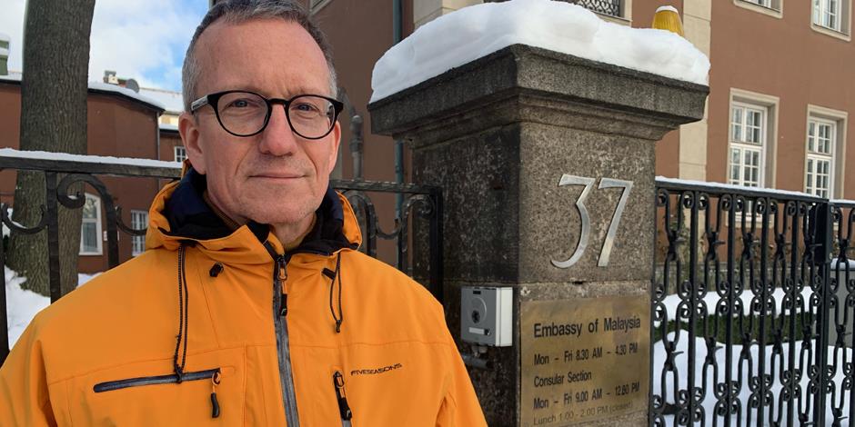 Peter Paulsson utanför Malaysias ambassad i Stockholm för att lämna över petitionen till stöd för Raymond Koh.
