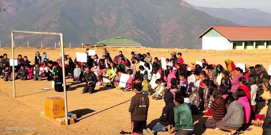 Hundratals kristna har samlats till bön för Myanmar, på ett fält i en by i delstaten Chin i nordvästra delen av landet.
