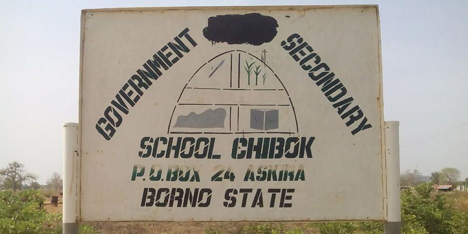 I samband med kidnappningen sattes gymnasieskolan i Chibok i brand. Skylten finns kvar intill resterna av skolan.