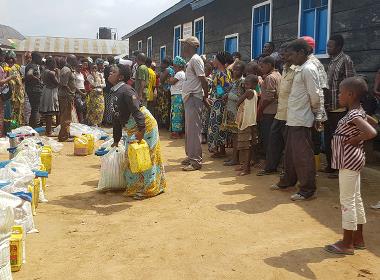 Nödhjälp delas ut till människor i norra Kongo, som har tvingats fly efter ADF:s attacker.