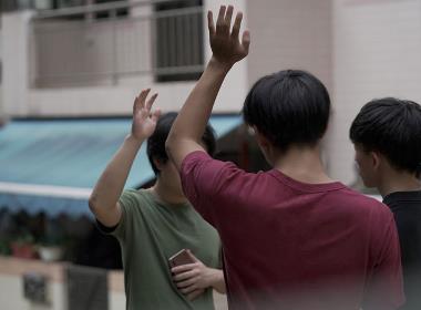 En grupp kristna ungdomar i Kina lovsjunger tillsammans.