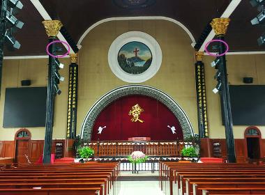 Övervakningskameror är installerade ovanför spotlightsen (markerade i de lila cirklarna) i en Tre själv-kyrka i Kina. 