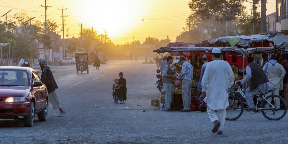 En marknad i kanten av en gata i Afghanistan (foto: IMB).