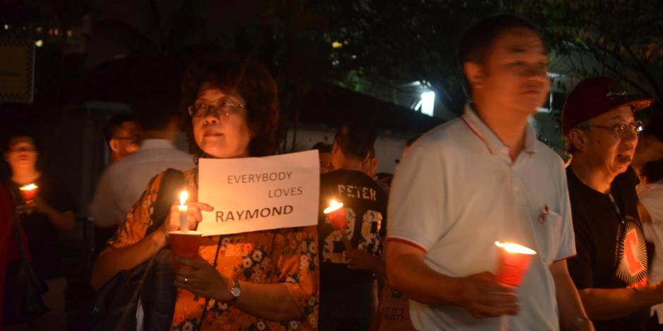 Människor visar sitt stöd för den försvunne pastor Raymond Koh.