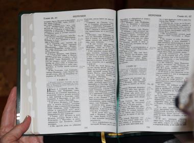 En bibel på ryska.
