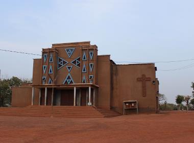 En kyrka i staden Kaya, drygt tio mil från syster Suellens stad.
