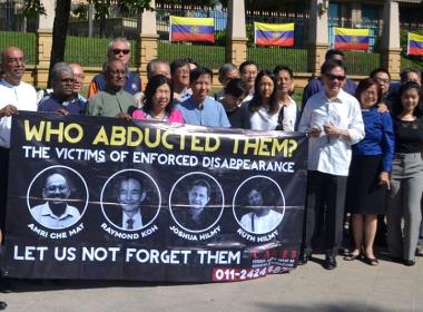 Fyra försvunna personer, däribland Joshua och Ruth Hilmy, uppmärksammas under en aktion 2019 för att få Malysias premiärministern att återuppta utredningen av fallen..