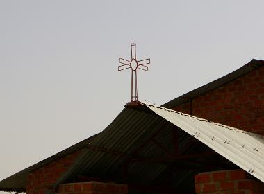 Ett kors på ett kyrktak i södra Sudan.