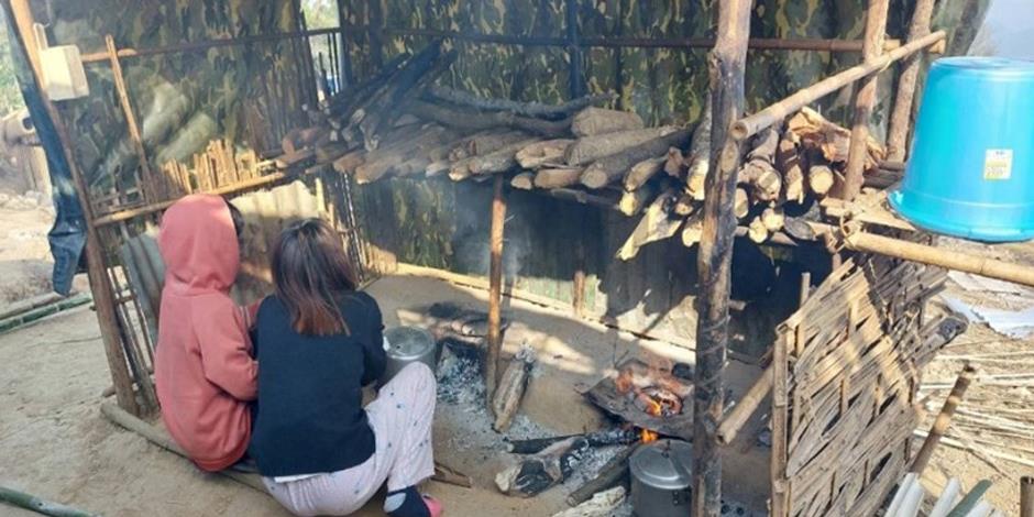 Kristna på flykt i Myanmar lagar mat i ett tillfälligt boende.