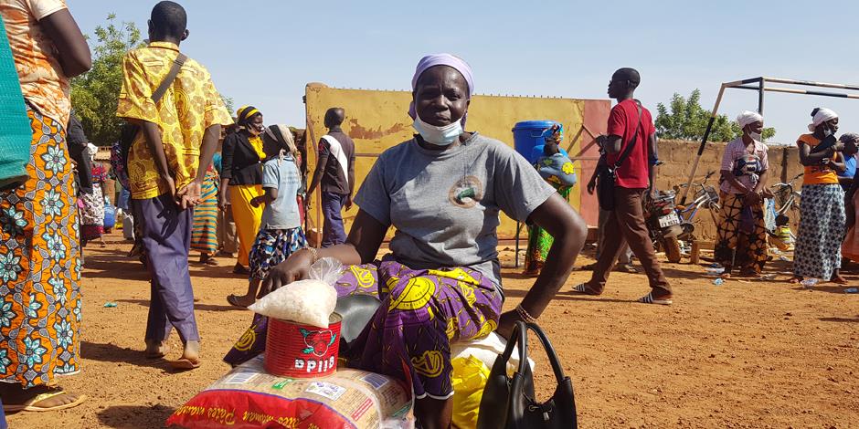 En kvinna har fått nödhjälp i ett flyktingläger för internflyktingar i Burkina Faso.