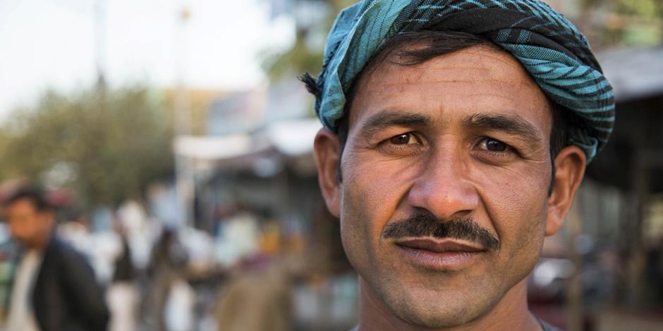 En man på en marknad i Afghanistan (personen på bilden inget samband med texten, foto: IBM.org).