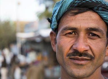 En man på en marknad i Afghanistan (personen på bilden inget samband med texten, foto: IBM.org).