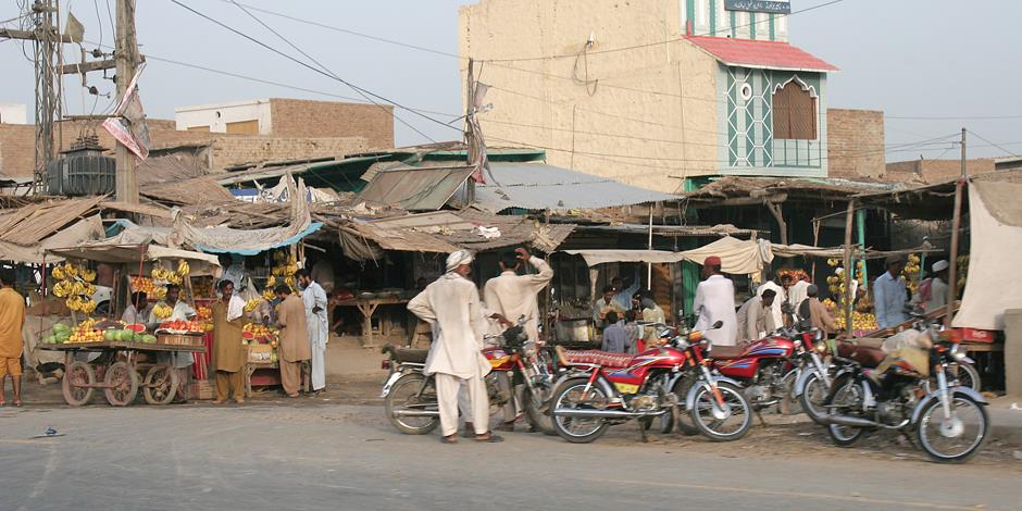 En gata i en mindre stad i Pakistan.
