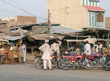 En gata i en mindre stad i Pakistan.
