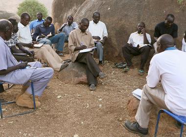 Bibelstudium under en pastorskonferens i Nubabergen i södra Sudan (personerna på bilden har inget samband med texten).