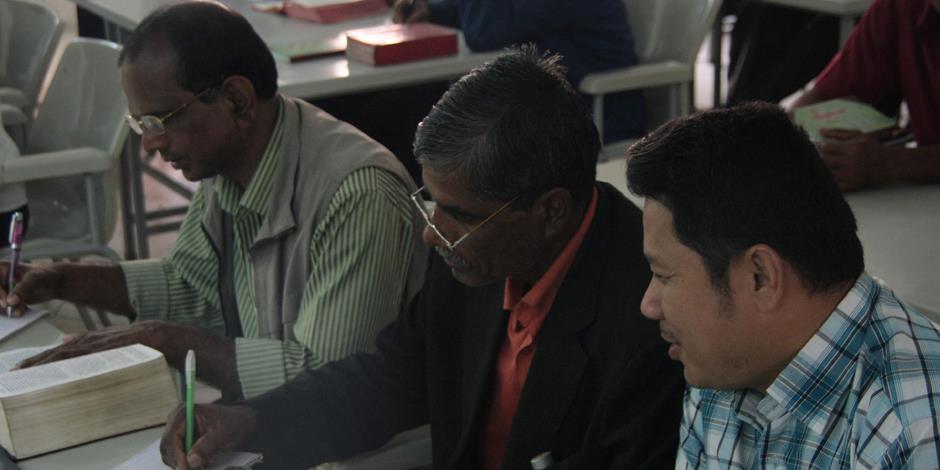 Pastorer i Bangladesh samlade till pastorskonferens för några år sedan (personerna på bilden har inget samband med texten),