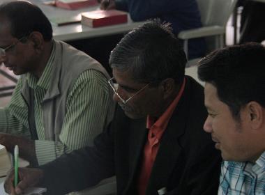 Pastorer i Bangladesh samlade till pastorskonferens för några år sedan (personerna på bilden har inget samband med texten),