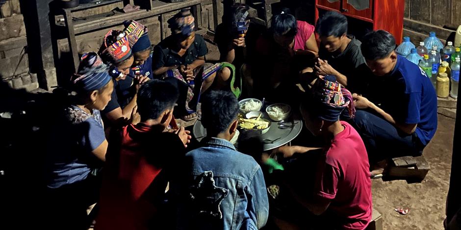 Kristna samlade tillsammans för tillbedjan och gemenskap i en by i Laos (personerna på bilden har inget samband med texten).