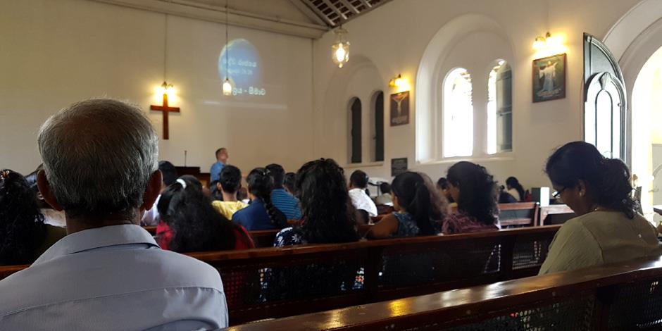 Samling i en kyrka i Sri Lanka (kyrkan på bilden har inget samband med texten).