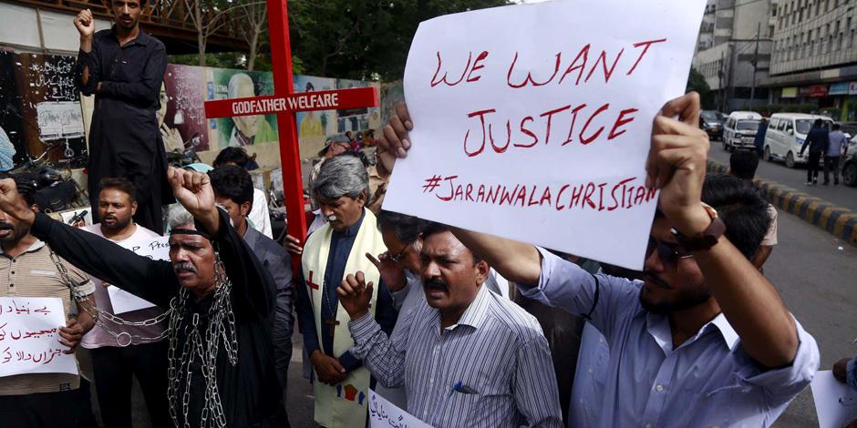 Kristna i Pakistan protesterar mot våldet i Jaranwala (foto: Owais Aslam Ali, Pakistan Press International (PPI) / Alamy Stock Photo).