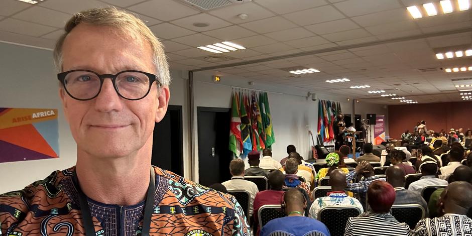 Peter Paulsson på plats i Togo under lanseringskonferensen för kampanjen Arise Africa.