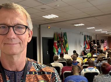 Peter Paulsson på plats i Togo under lanseringskonferensen för kampanjen Arise Africa.