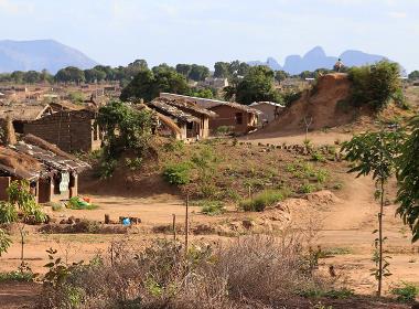 En by i norra Moçambique (byn på bilden har inget samband med texten).