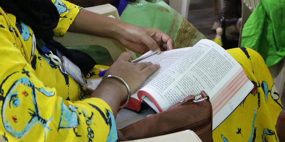 En kvinna läser bibeln i norra Indien (personen på bilden har inget samband med texten).