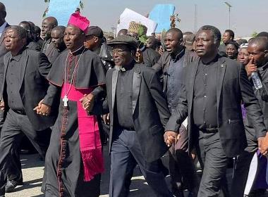 Kristna ledare går tillsammans i fredsmarschen.