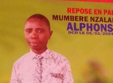 En minnestavla för Alphonse Mumbere, pastorn som dödades i attacken i Manzia.