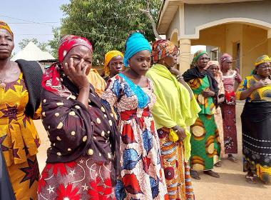 En grupp föräldrar i samband med tioårsdagen av masskidnappningen i Chibok.