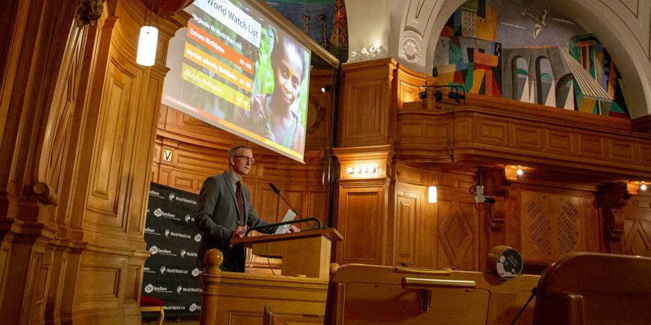 Peter Paulsson presnterar World Watch List 2022 under ett seminarium i riksdagen.
