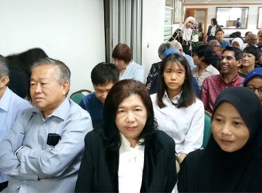 Längst fram till höger: Susanna Koh, gift med Raymond Koh, samt Norhayati Mohd Afriffin, gift med Amri Che Mat, i väntan på utlåtandet från kommissionen för mänskliga rättigheter i Malaysia (SUHAKAM). 