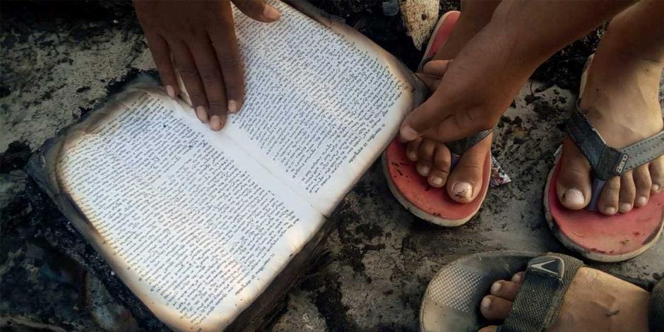 Den 22 augusti blir en ny FN-dag som uppmärksammar offren för religiöst motiverat våld. Bilden visar resterna av en bibel, efter att extremister satt eld på en kyrka i södra Indien. Indien är ett av de länder där våldet mot religiösa minoriteter ökat.