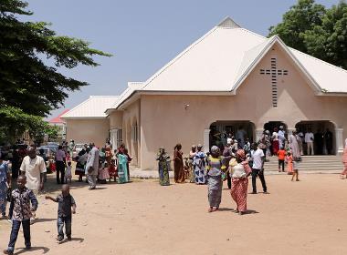 En kyrka i Yola, nordöstra Nigeria. Området har attackerats av Boko Haram vid ett flertal tillfällen (personerna på bilden har inget samband med texten).