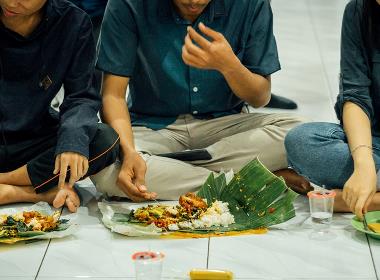Middag i en av Indonesiens oregistrerade församlingar (personerna på bilden har inget samband med artikeln).
