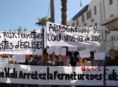 Demonstranter protesterar mot nedstängningarna av kyrkor i Algeriet.