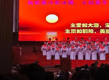 En kyrkokör sjunger under en söndagsgudstjänst i en av de statligt godkända Tre själv-kyrkorna i Kina.