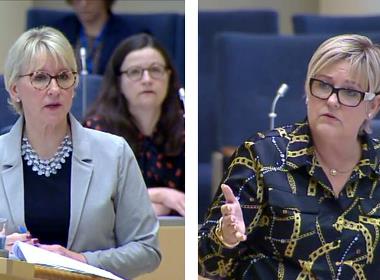Utrikesminister Margot Wallström (S) och Désirée Pethrus (KD), riksdagsledamot, diskuterade religionsfrihet och förföljelsen av kristna. (Bilden är ett montage, foto: skärmdump från riksdagen)