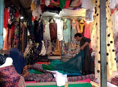 En butik i en basar i Afghanistan (personerna på bilden har inget samband med texten).