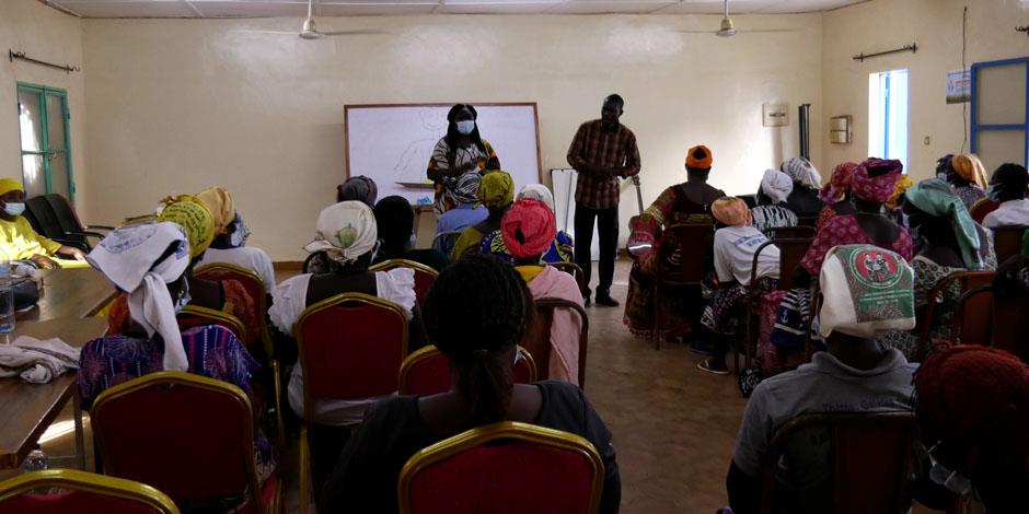 Änkor deltar i traumaundervisning i Burkina Faso.