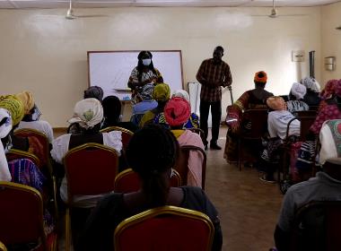 Änkor deltar i traumaundervisning i Burkina Faso.