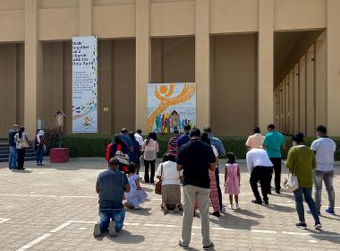 Kristna ber inne på ett kyrkområde i Qatar.