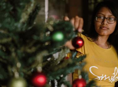 Valentina pyntar granen under sitt besök hemma hos familjen över jul. 