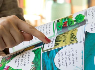 Mitra visar oss den nya barntidningen som hon arbetar med. Syftet med den är att involvera kristna iranska barn i församlingslivet.