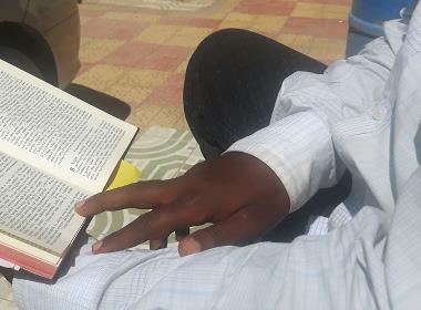 Farah, 43, lever ensam, något som är ovanligt i Somalia, där släkten har stor betydelse. Här visar han sin favoritbibelvers från Matteus fem.