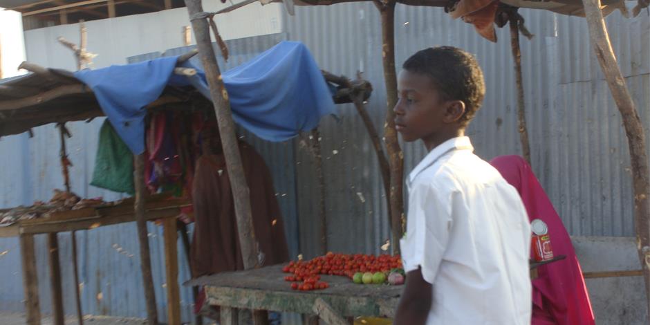 En östafrikansk tonåring på väg till skolan (personen på bilden har inget samband med texten). 