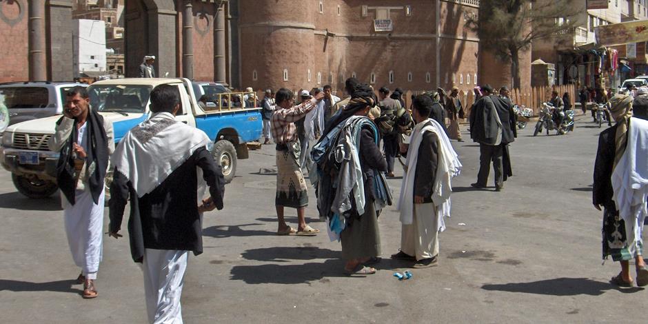 Människor på en gata i Jemens huvudstad Sana'a (människorna på bilden har inget samband med texten).